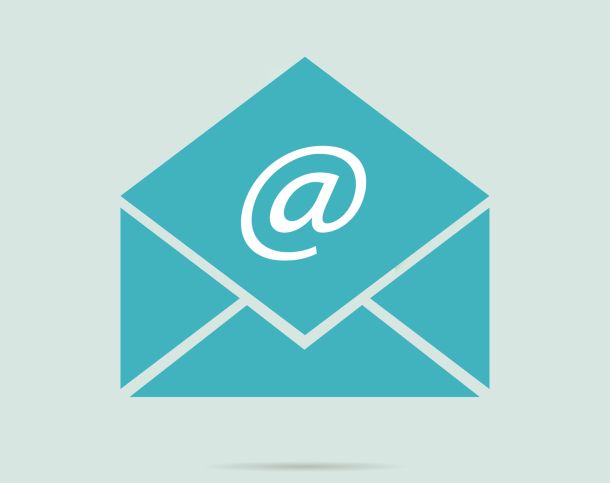 email blu con chiocciola centrale per creare sito